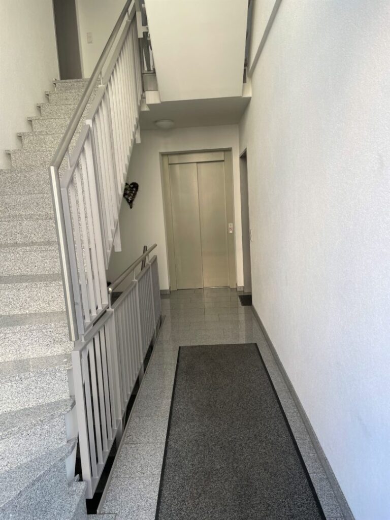Treppenhaus + Aufzug